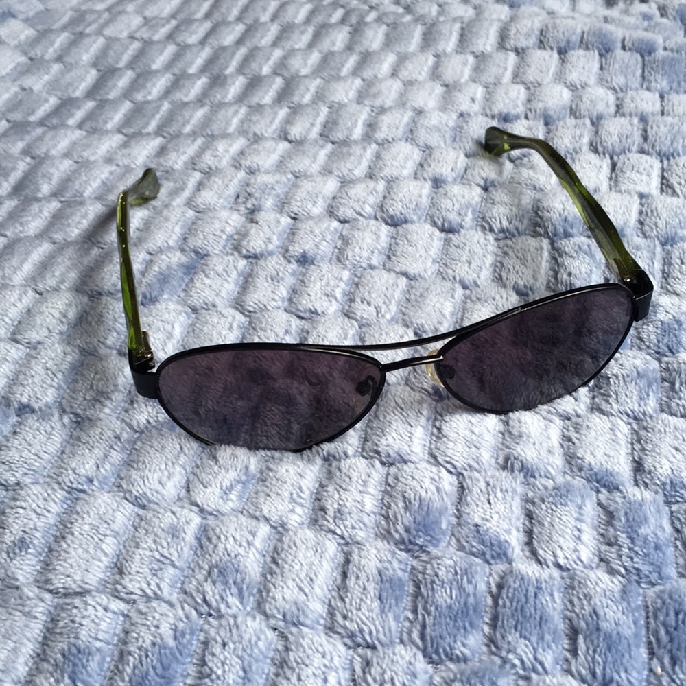 Rough Justice Wire Metal Frame Lustrous Limestone Glitter Green Oval Sunglasses